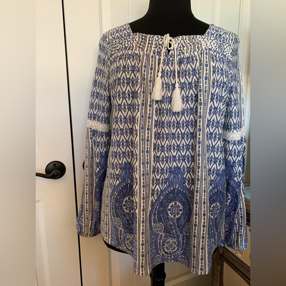 NWT! VINTAGE AMERICA BLUES, Women's Boho Top, Blue Floral, Smocked, Lace Trim XL